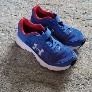 Under Armor Boys tennis shoe